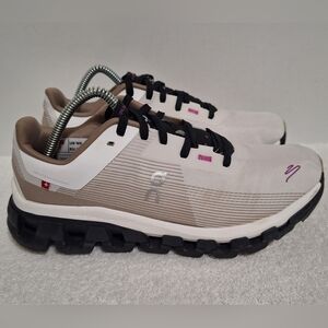 Limited Edition ON Cloudflow 4 DISTANCE 'White Black' Running Shoes Women Size 8